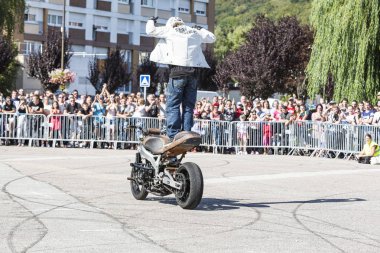 Le özelliği, Seine deniz, Normandy, Fransa - Sepember 01, 2018. Moto show şehir merkezi kare. Atv Dublörler, dublör sürme - Wheelie, Stoppie ve aşırı akrobasi takla bir kadınla motosiklet üzerinde hileler. Açık gözlük