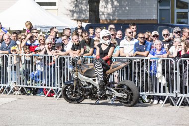 Le özelliği, Seine deniz, Normandy, Fransa - Sepember 01, 2018. Moto show şehir merkezi kare. Atv Dublörler, dublör sürme - Wheelie, Stoppie ve aşırı akrobasi takla bir kadınla motosiklet üzerinde hileler. Açık gözlük