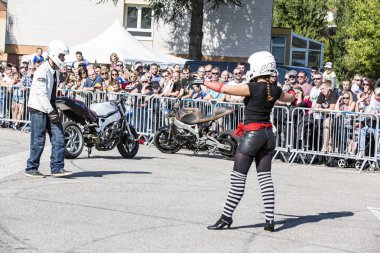 Le özelliği, Seine deniz, Normandy, Fransa - Sepember 01, 2018. Moto show şehir merkezi kare. Atv Dublörler, dublör sürme - Wheelie, Stoppie ve aşırı akrobasi takla bir kadınla motosiklet üzerinde hileler. Açık gözlük