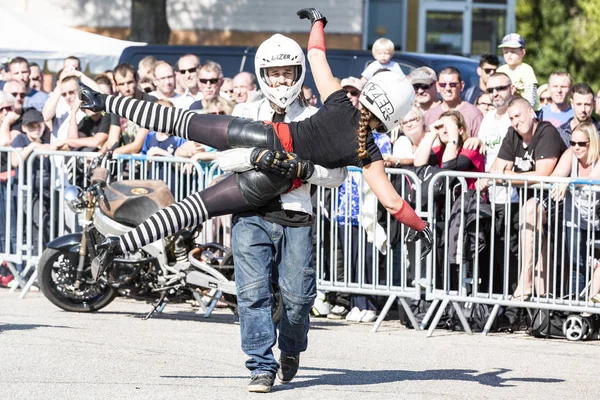 塞纳河航海 诺曼底 Sepember 2018 在市中心广场的摩托表演 魔术在亚视替身 特技骑马 Stoppie 和极端杂技翻转在摩托车与妇女 户外奇观 — 图库照片