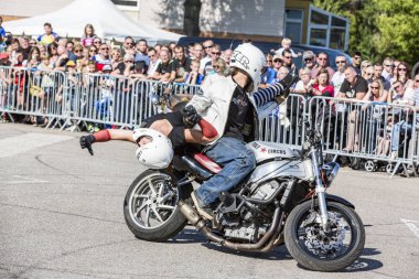 Le özelliği, Seine deniz, Normandy, Fransa - Sepember 01, 2018. Moto show şehir merkezi kare. Atv Dublörler, dublör sürme - Wheelie, Stoppie ve aşırı akrobasi takla bir kadınla motosiklet üzerinde hileler. Açık gözlük