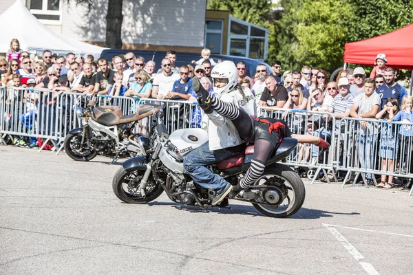 塞纳河航海 诺曼底 Sepember 2018 在市中心广场的摩托表演 魔术在亚视替身 特技骑马 Stoppie 和极端杂技翻转在摩托车与妇女 户外奇观 — 图库照片