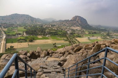 Yatay, yeşil çim düz ova Vadisi ve dağ, tepe. Gingee, Tamil Nadu, Hindistan