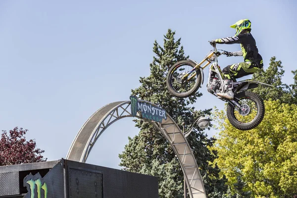 Moto-show en la plaza central de la ciudad. Trucos en los dobles de ATV, Stunt man moto de montar - Wheelie, Parada y acrobacias extremas saltar voltereta en moto con plataforma — Foto de Stock