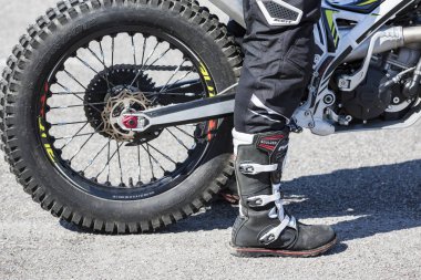 Le özelliği, Seine deniz, Normandy, Fransa - 01 Eylül 2018. Moto show şehir merkezi kare. Atv Dublörler, dublör sürme - Wheelie, Stoppie ve aşırı akrobasi takla platformu ile motosiklet üzerinde hileler. Açık gözlük