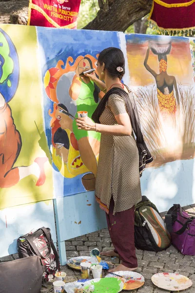 Uluslararası kadın günü için kimliği belirsiz kız öğrenciler kadın günün açık sembolleri boya vardır. Özgürlük