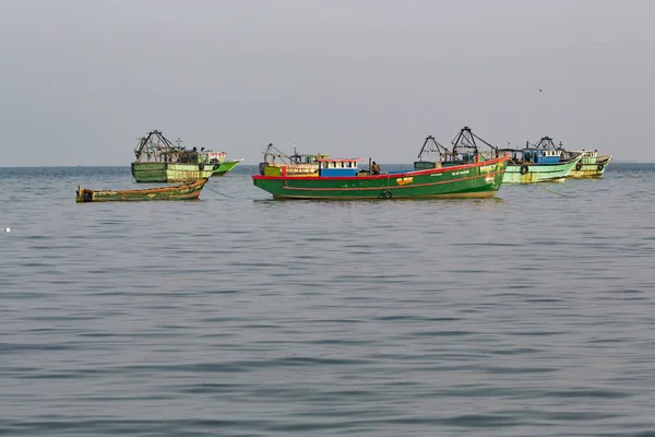Vecchio Legno Piccola Barca Pesca Galleggiante Sull Acqua India — Foto Stock
