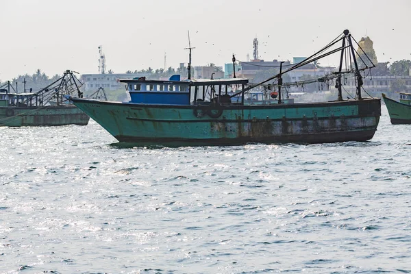 Παλιό Ξύλινο Μικρό Αλιευτικό Σκάφος Επιπλέει Στο Νερό Ινδία — Φωτογραφία Αρχείου
