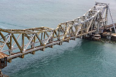 Pamban Pamban adada Rameswaram şehir Hindistan anakaraya bağlayan bir demiryolu köprüsü köprüdür. Köprü Indira Gandhi