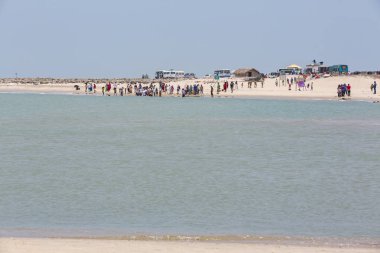 Belgesel yayın. Yaklaşık, Danushkodi, Pamban Adası, Tamil Nadu, Hindistan - 2018 Mart. Kimliği belirsiz genç kadın kız çift güzel güneşli sabah Danushkodi kumsalda bir yürüyüşe