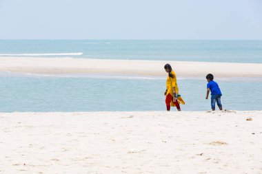 Belgesel yayın. Yaklaşık, Danushkodi, Pamban Adası, Tamil Nadu, Hindistan - 2018 Mart. Kimliği belirsiz genç kadın kız çift güzel güneşli sabah Danushkodi kumsalda bir yürüyüşe