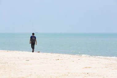 Belgesel yayın. Yaklaşık, Danushkodi, Pamban Adası, Tamil Nadu, Hindistan - 2018 Mart. Kimliği belirsiz genç kadın kız çift güzel güneşli sabah Danushkodi kumsalda bir yürüyüşe