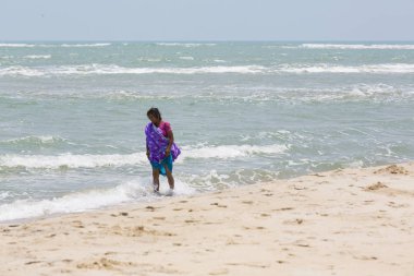 Belgesel yayın. Yaklaşık, Danushkodi, Pamban Adası, Tamil Nadu, Hindistan - 2018 Mart. Kimliği belirsiz genç kadın kız çift güzel güneşli sabah Danushkodi kumsalda bir yürüyüşe