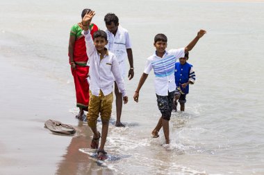 Yaklaşık, Danushkodi, Pamban Adası, Tamil Nadu, Hindistan - 2018 Mart. Belirsiz bir aile kadın erkek çocuk güzel güneşli sabah Danushkodi kumsalda bir yürüyüşe. Rameswaram gelen hacılar.