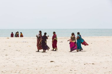 Yaklaşık, Danushkodi, Pamban Adası, Tamil Nadu, Hindistan - 2018 Mart. Belirsiz bir aile kadın erkek çocuk güzel güneşli sabah Danushkodi kumsalda bir yürüyüşe. Rameswaram gelen hacılar.