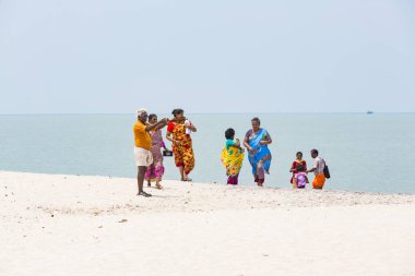 Yaklaşık, Danushkodi, Pamban Adası, Tamil Nadu, Hindistan - 2018 Mart. Belirsiz bir aile kadın erkek çocuk güzel güneşli sabah Danushkodi kumsalda bir yürüyüşe. Rameswaram gelen hacılar.