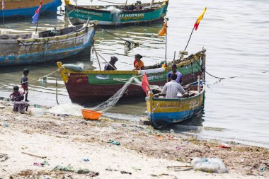 Yaklaşık, Rameswaram, Rameshwaram, Pamban Adası, Tamil Nadu, Hindistan - 2018 Mart. Kimliği belirsiz zavallı yerel geleneksel balıkçı çok küçük renkli ahşap tekne ile sahilde balık tutma.