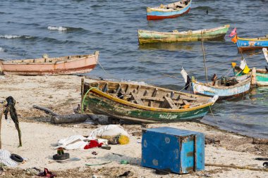 Yaklaşık, Rameswaram, Rameshwaram, Pamban Adası, Tamil Nadu, Hindistan - 2018 Mart. Kimliği belirsiz zavallı yerel geleneksel balıkçı çöp ve inek ve keçi, bezler ile yapılmış çadır altında ortasında sahilde yaşayan.