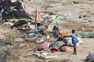 Yaklaşık, Rameswaram, Rameshwaram, Pamban Adası, Tamil Nadu, Hindistan - 2018 Mart. Kimliği belirsiz zavallı yerel geleneksel balıkçı çöp ve inek ve keçi, bezler ile yapılmış çadır altında ortasında sahilde yaşayan.