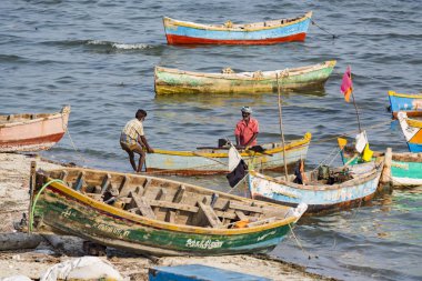 Yaklaşık, Rameswaram, Rameshwaram, Pamban Adası, Tamil Nadu, Hindistan - 2018 Mart. Kimliği belirsiz zavallı yerel geleneksel balıkçı çok küçük renkli ahşap tekne ile sahilde balık tutma.