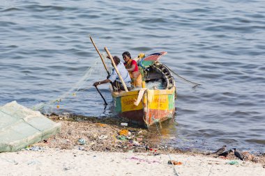 Yaklaşık, Rameswaram, Rameshwaram, Pamban Adası, Tamil Nadu, Hindistan - 2018 Mart. Kimliği belirsiz zavallı yerel geleneksel balıkçı çok küçük renkli ahşap tekne ile sahilde balık tutma.