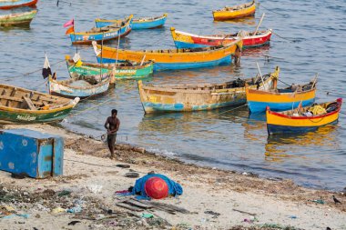 Yaklaşık, Rameswaram, Rameshwaram, Pamban Adası, Tamil Nadu, Hindistan - 2018 Mart. Kimliği belirsiz zavallı yerel geleneksel balıkçı çok küçük renkli ahşap tekne ile sahilde balık tutma.