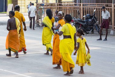 Yaklaşık, Rameswaram, Rameshwaram, Pamban Adası, Tamil Nadu, Hindistan - 2018 Mart. Bir grup kimliği belirsiz Sadhus hacı turuncu kıyafetler giymiş. Bu inanç bir kitle Hindu Hac ve kutsal denizde banyo.