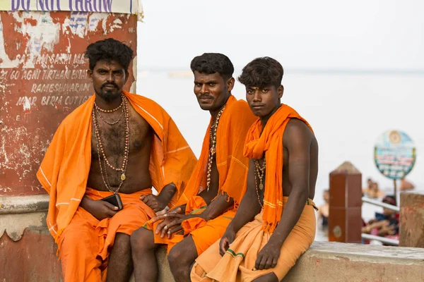 Rameswaram Rameshwaram 班本海岛 泰米尔纳德邦 3月大约 2018 一群不明身份的苦行僧朝圣者身着橙色衣服 这是一个大规模的印度教朝圣信仰和沐浴在神圣的海洋 — 图库照片