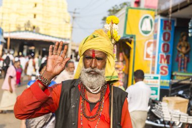 Yaklaşık, Rameswaram, Rameshwaram, Pamban Adası, Tamil Nadu, Hindistan - 2018 Mart. Kimliği belirsiz Sadhus hacılar adam portresi yolda yemek için bekleyen oturan Turuncu elbise giymiş. Bir Hindu hac inanç ve kitle sacre banyoda olduğunu