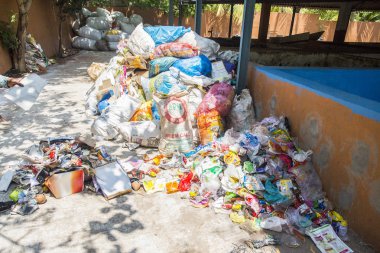 atık plastik şişe ve plastik atık atık bertaraf sitesindeki diğer türleri. Atık yönetimi, çevre. Geri dönüşüm için