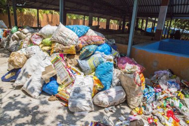 atık plastik şişe ve plastik atık atık bertaraf sitesindeki diğer türleri. Atık yönetimi, çevre. Geri dönüşüm için