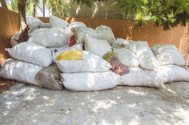 Çuval dolusu atık plastik şişe ve plastik atık atık bertaraf sitesindeki diğer türleri. Atık yönetimi, çevre. Geri dönüşüm için. Altında yeni yollar koymak için kullanın.