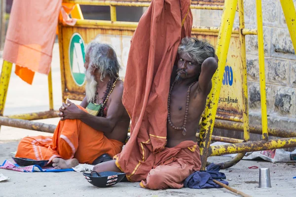 Rameshwaram 班本岛 泰米尔纳德邦 3月大约 2018 一群不明身份的苦行僧朝圣者身着橙色衣服 坐在街上 在路上 等待食物 这是一个信仰的大规模印度教朝圣和沐浴在神圣的 — 图库照片