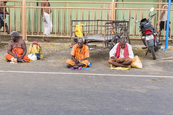 ラメスワラム Pamban タミル ナードゥ州 インド 2018 月します 正体不明の Sadhus 巡礼者のグループは食べ物を待っている道路で — ストック写真