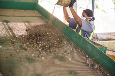 Yaklaşık, Puduchery, Pondichery, Tamil Nadu, Hindistan - 2018 Mart. Geri dönüşüm merkezi hayatta. Büyük bir atık, çöp fabrikadan işlem geri dönüşümü için gönderin. En iyisi bu yol korumak küresel ısınma için dünya.