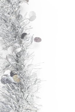 Beyaz arka plan üzerinde Noel gümüş gri garland fotoğraf.