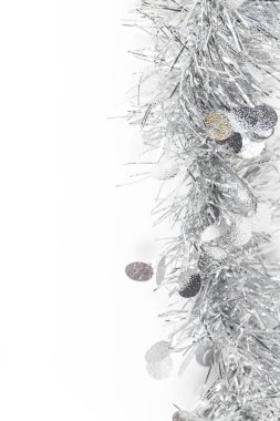 Beyaz arka plan üzerinde Noel gümüş gri garland fotoğraf.