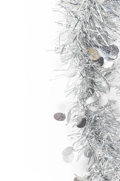 Beyaz arka plan üzerinde Noel gümüş gri garland fotoğraf.