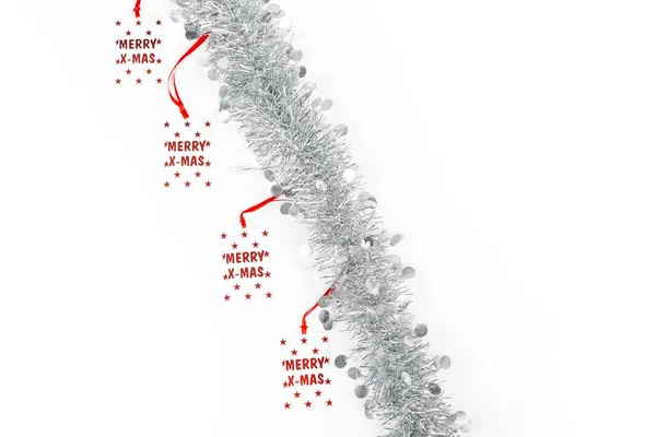 白い背景の上に赤で書かれたメリー クリスマス ラベル付きクリスマス シルバー グレー ガーランドの写真 — ストック写真