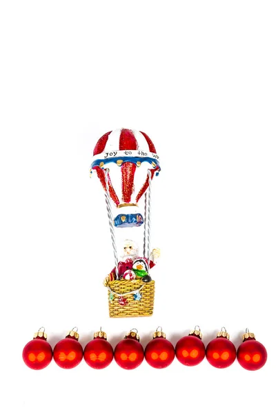 Weihnachtsmann Heißluftballonflug Mit Roter Kugeldekoration Auf Weißem Hintergrund Ort Zum — Stockfoto