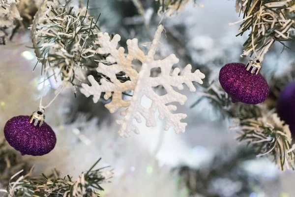 Close Shot Christmas Tree Beautiful Decoration Colorful Purple Balls Decoration — Stock Photo, Image