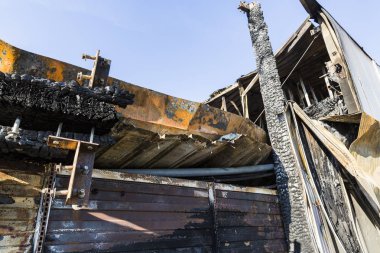Hasarlı sanayi süpermarket kundaklama ateş yanık enkaz yoğun yanan ateş Afet sigortası için soruşturma için bekleyen kalıntıları sonra bükülmüş metal ahşap yapısı ile sonra