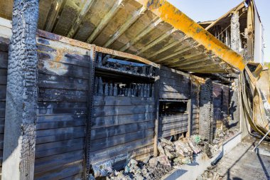 Hasarlı sanayi süpermarket kundaklama ateş yanık enkaz yoğun yanan ateş Afet sigortası için soruşturma için bekleyen kalıntıları sonra bükülmüş metal ahşap yapısı ile sonra
