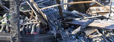 hasarlı sanayi süpermarket metalik cephe kundaklama ateş yoğun yanan ateş Afet sigortası için soruşturma için bekleyen kalıntıları sonra yanık enkaz ile sonra