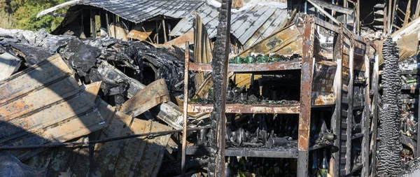 Поврежденный Промышленный Супермаркет После Поджога Ожогами Крученого Металла Деревянной Конструкции — стоковое фото
