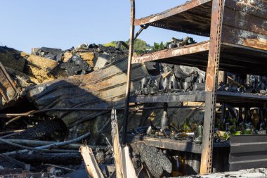 hasarlı sanayi süpermarket metalik cephe kundaklama ateş yoğun yanan ateş Afet sigortası için soruşturma için bekleyen kalıntıları sonra yanık enkaz ile sonra