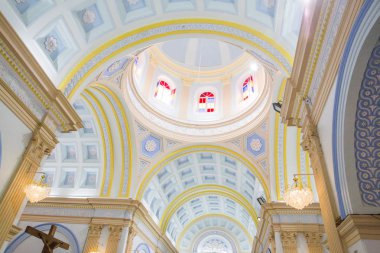 Yaklaşık, Pondicherry, Puduchery, Tamil Nadu, Hindistan - 2018 Mart. Çatı üst sacre coeur Bazilikası kapalı. Beyaz mavi ve sarı renkler. Çok parlak