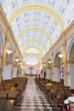 Yaklaşık, Pondicherry, Puduchery, Tamil Nadu, Hindistan - 2018 Mart. Çatı üst sacre coeur Bazilikası kapalı. Beyaz mavi ve sarı renkler. Çok parlak