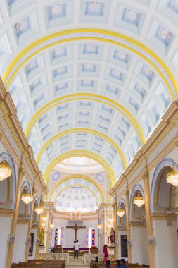 Yaklaşık, Pondicherry, Puduchery, Tamil Nadu, Hindistan - 2018 Mart. Çatı üst sacre coeur Bazilikası kapalı. Beyaz mavi ve sarı renkler. Çok parlak