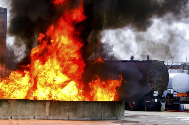 Kısıtlama tank sanayi endüstriyel açık yerde toplamak felaket kaza felaket gaz benzin yakıt özü benzin patlama ateş. Güvenlik güvenliği risk iş kavramı